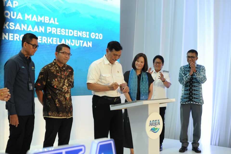 Coordinating Minister for Maritime Affairs and Investment Luhut Binsar Pandjaitan inaugurates the new rooftop solar panel at Danone-AQUA's Mambal Plant in Badung, Bali on Aug. 31, 2022. (Photo Courtesy of Danone Indonesia)
