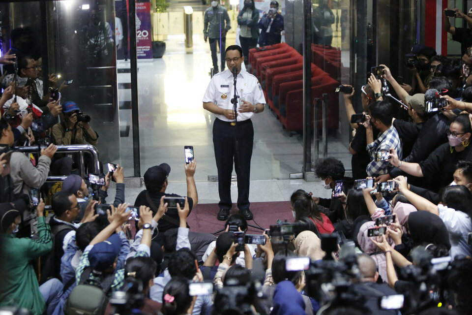 Jakarta Governor Anies Baswedan speaks to journalists at the Corruption Eradication Commission (KPK) building in Jakarta after being interrogated over Formula E funding on Sept. 7, 2022. (Beritasatu Photo/Ruht Semiono)