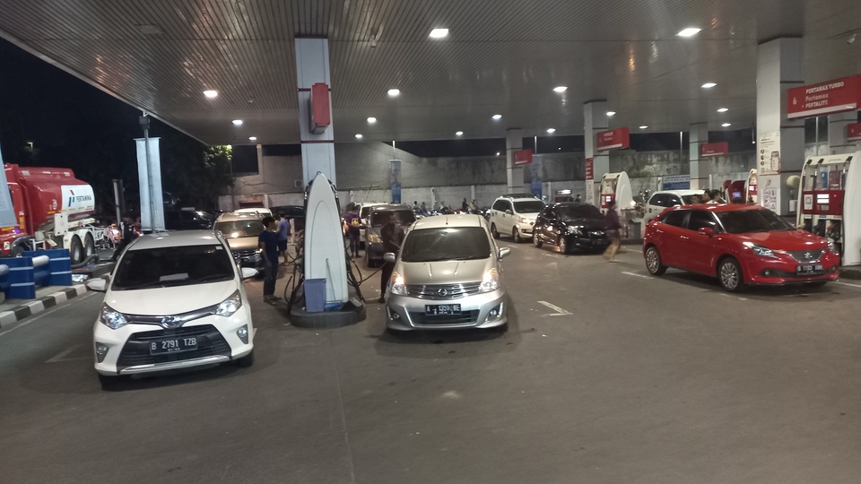 Vehicles refuel at a Pertamina gas station in Citra Raya housing complex in the Banten district of Tangerang on August 31, 2022. (JG Photo/Heru Andriyanto)