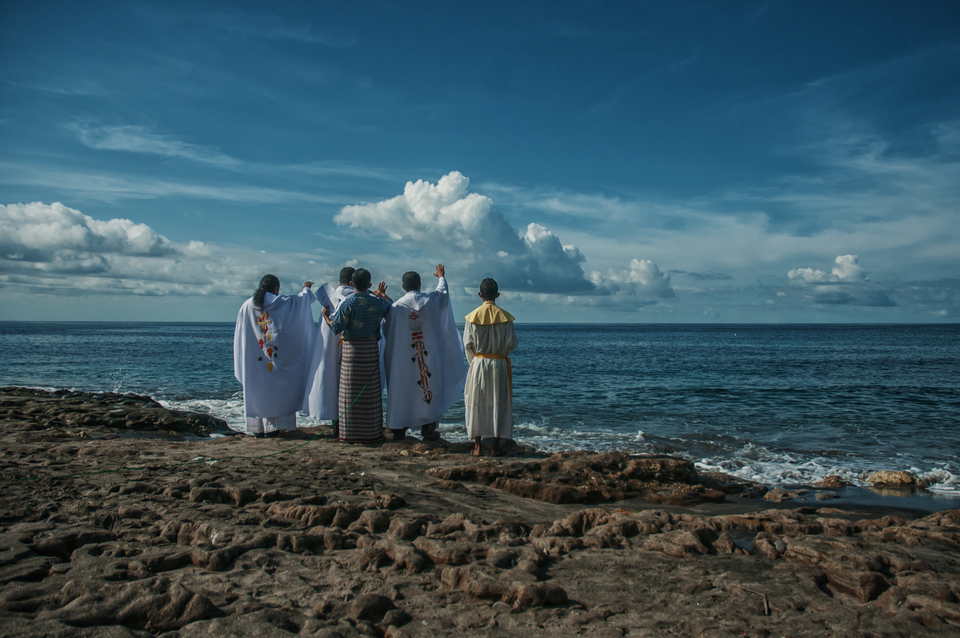 Three Catholic priests blessed the Savu Sea during the opening Mass for the fishing season in May 2012 in Lamalera, Lembata Island, East Nusa Tenggara. (Photo courtesy of Arnold Simanjuntak)
