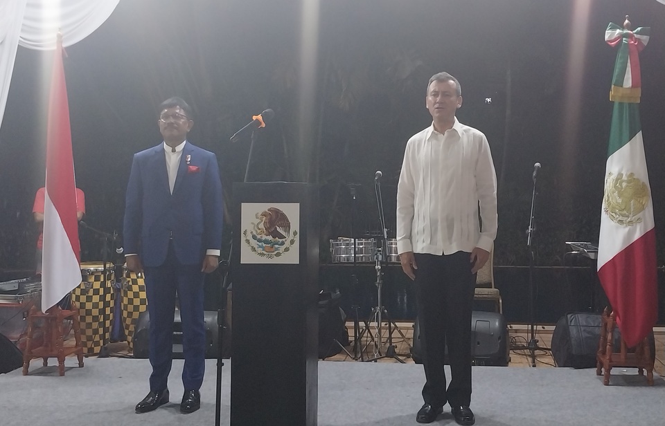 Communications and Informatics Minister Johnny G Plate (left) and Mexican Ambassador to Indonesia Armando G. Alvarez (right) sing their respective national anthems at Mexico’s National Day event in Jakarta on Sep. 15, 2022. (JG Photo/Jayanty Nada Shofa)