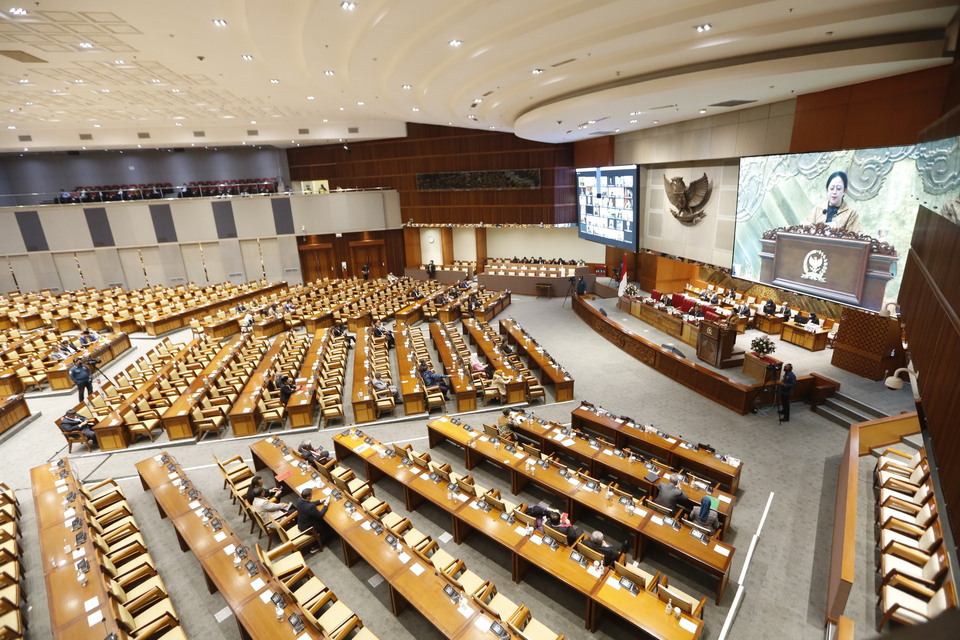 File photo: House of Representatives members hold a plenary session at the legislature building in Jakarta with many participating remotely via video conference. (Beritasatu Photo/Ruht Semiono)