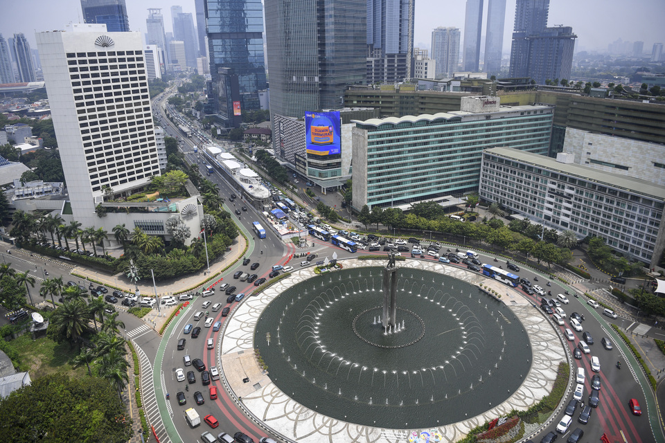 Vehicles pass through the Hotel Indonesia roundabout in Jakarta, on Sep 20, 2022. (Antara Photo/M Risyal Hidayat)