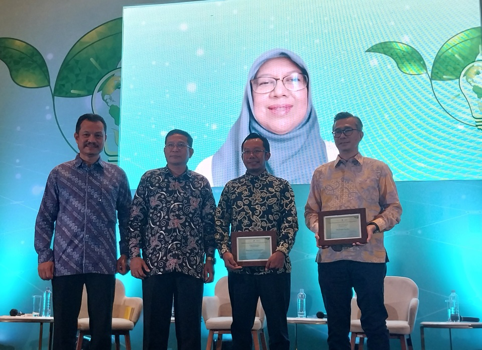 The "Green Investment Potential and Designing an Attractive Incentive" seminar at Aryaduta Tugu Tani in Jakarta on Sep. 21, 2022.
(Left to right) Beritasatu Media Holdings news director Primus Dorimulu, BKPM investment promotion director for Southeast Asia, New Zealand and Pacific region Saribua Siahaan, Indika Energy director and group chief investment officer Purbaja Pantja, Reforminer Institute executive director Komaidi Notonegoro. On screen is Andriah Feby Misna, the director of various new and renewable energy at the Mineral Resources Ministry.
(JG Photo/Jayanty Nada Shofa)
