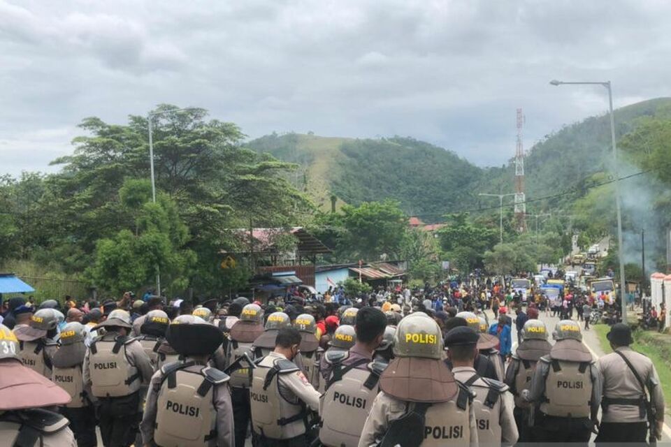 Riot police stand guard near a rally of Papua Governor Lukas Enembe's supporters in the city of Jayapura on Sept. 20, 2022. (Antara Photo) 