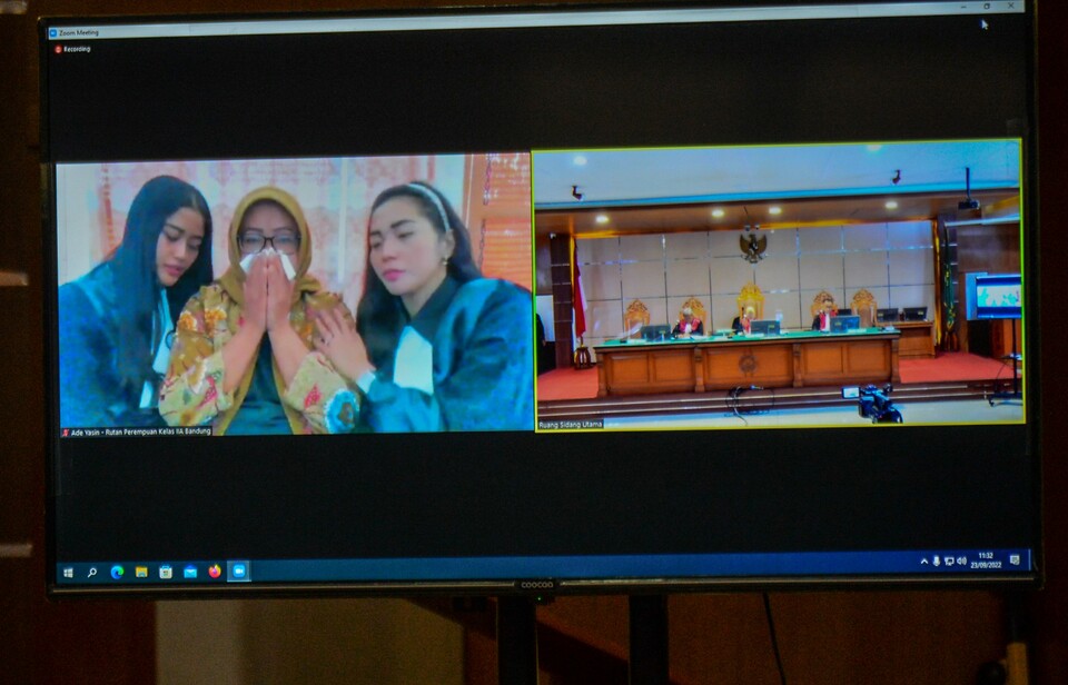 The TV screen installed at the Bandung District Court shows Bogor District Head Ade Yasin, left center, crying upon hearing her guilty verdict for corruption on Sept. 23, 2022. (Antara Photo)