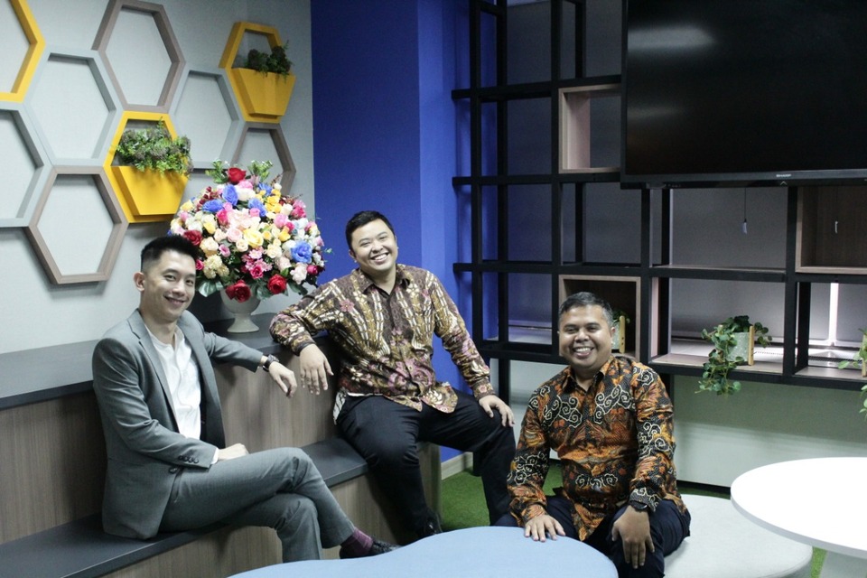 (Left to right) IndoSterling Technomedia chief executive officer Billy Andrian, IndoSterling Technomedia chief technology officer Yoas, Technomedia Interkom Cemerlang chief executive officer Ucu Komarudin. (Photo Courtesy of TECH)
