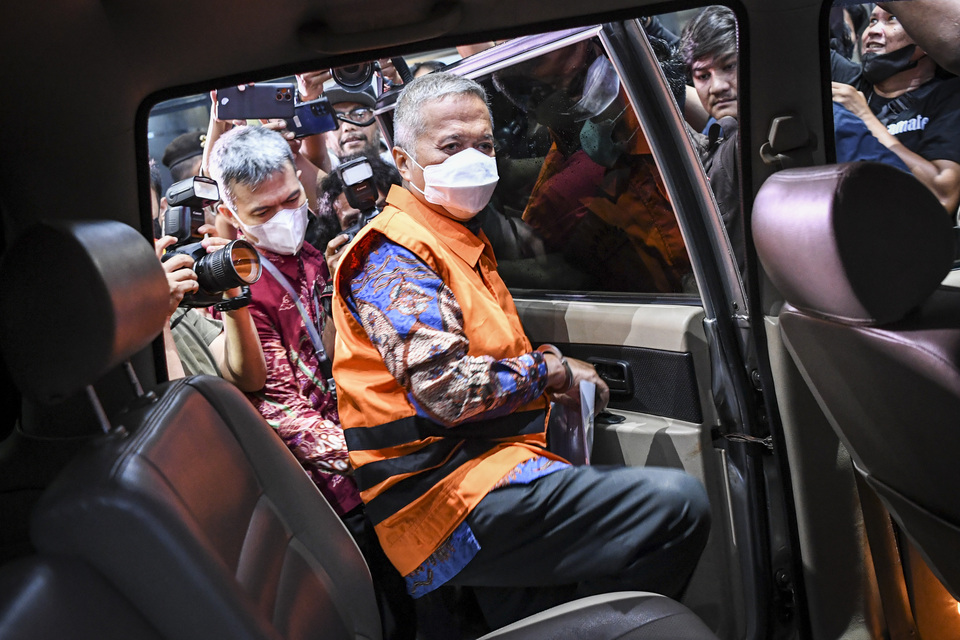 Supreme Court Justice Sudrajad Dimyati gets in a car after being interrogated as a suspect at the Corruption Eradication Commission (KPK) building in Jakarta on Sept. 23, 2022. (Antara Photo)