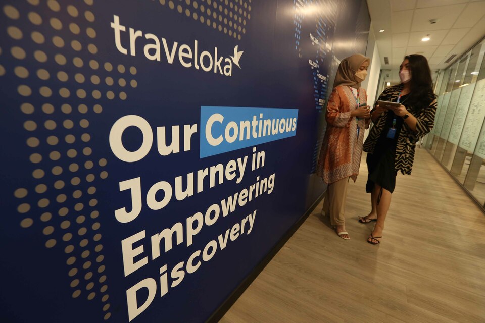 Employees engage in a conversation at the Traveloka office in BSD City, Tangerang, in Banten, on Apr 27, 2022. (B1 Photo/Mohammad Defrizal)