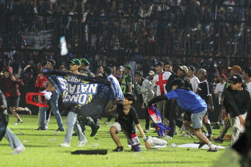 Angry fans of Arema Football Club rush into the pitch at Kanjuruhan Stadium in Malang, East Java, shortly after a match between the home team and Persebaya Surabaya on October 1, 2022. (Antara Photo)