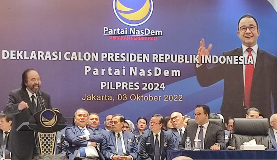 National Democratic Party (Nasdem) Chairman Surya Paloh, left, announces the candidacy of Jakarta Governor Anies Baswedan for the 2024 presidential election at Nasdem Tower, Central Jakarta on Oct. 3, 2022. (Antara Photo)
