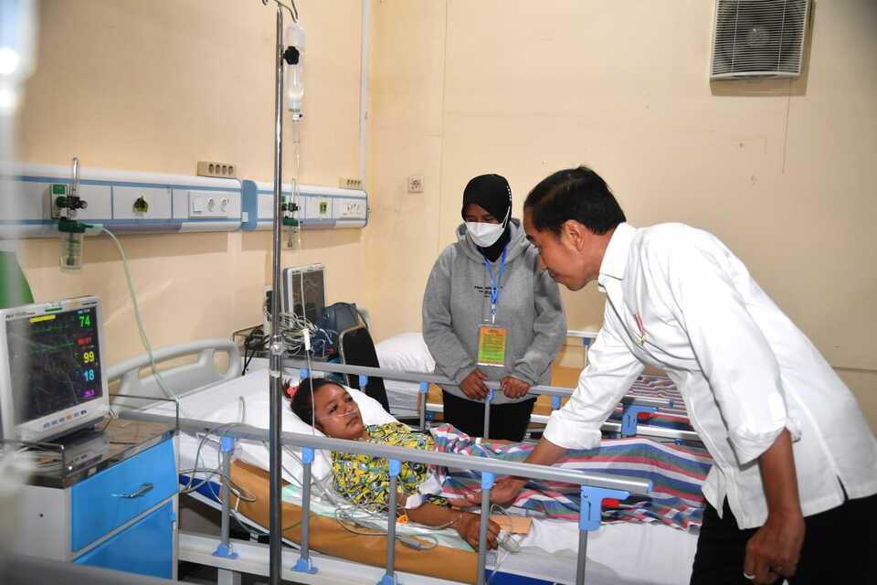President Joko Widodo visits a boy at Saiful Anwar Municipal Hospital in the East Java town of Malang on Oct. 5, 2022. The young patient was injured during post-football match clashes between fans and security officials at the Kanjuruhan Stadium four days earlier in what emerged to be the worst football tragedy of the 21st century with at least 131 people dead. (Photo courtesy of the Presidential Press Bureau) 