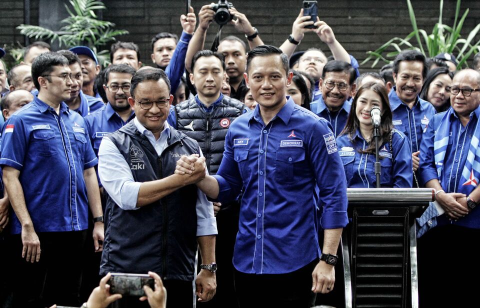 Jakarta Governor Anies Baswedan, second left, shakes hands with Democratic Party Chairman Agus Harimurti Yudhoyono in Menteng, Central Jakarta, on October 7, 2022. (Joanito De Saojoao)