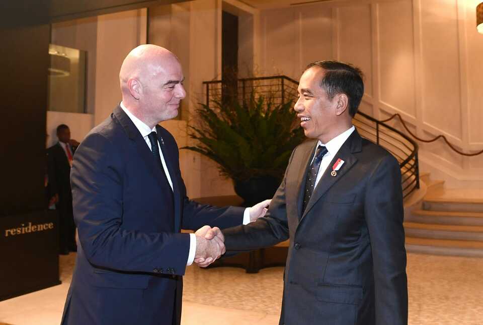 File photo: FIFA President Gianni Infantino, left, greets President Joko Widodo during the ASEAN Summit in the Thai capital of Bangkok on November 2, 2019. (Photo courtesy of the Indonesian Football Association)