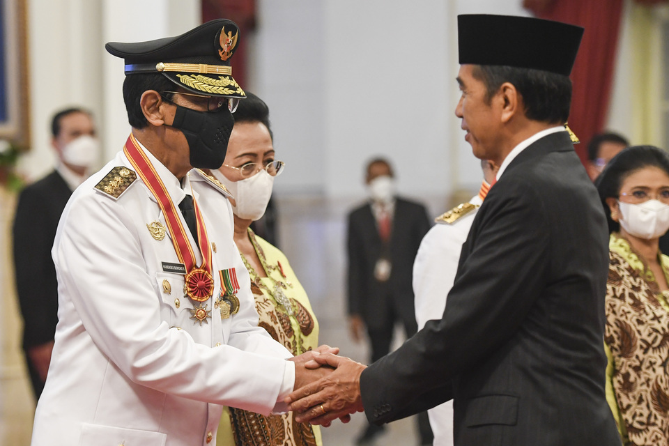 President Joko Widodo, right, congratulates Sri Sultan Hamengku Buwono X for the extension of his term as Yogyakarta governor after the inauguration ceremony at the State Palace in Jakarta on October 10, 2022. (Antara Photo)
