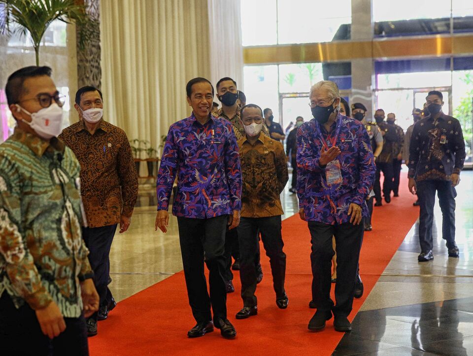 President Joko Widodo, Coordinating and Investment Minister Luhut B Panjaitan, Investment Minister and Head of the Investment Coordinating Board (BKPM) Bahlil Lahadalia arrive at the JCC for the BNI Investor Daily Summit 2022 in Jakarta, Tuesday, Oct 11, 2022. (B1 Photo/Joanito De Saojoao)
