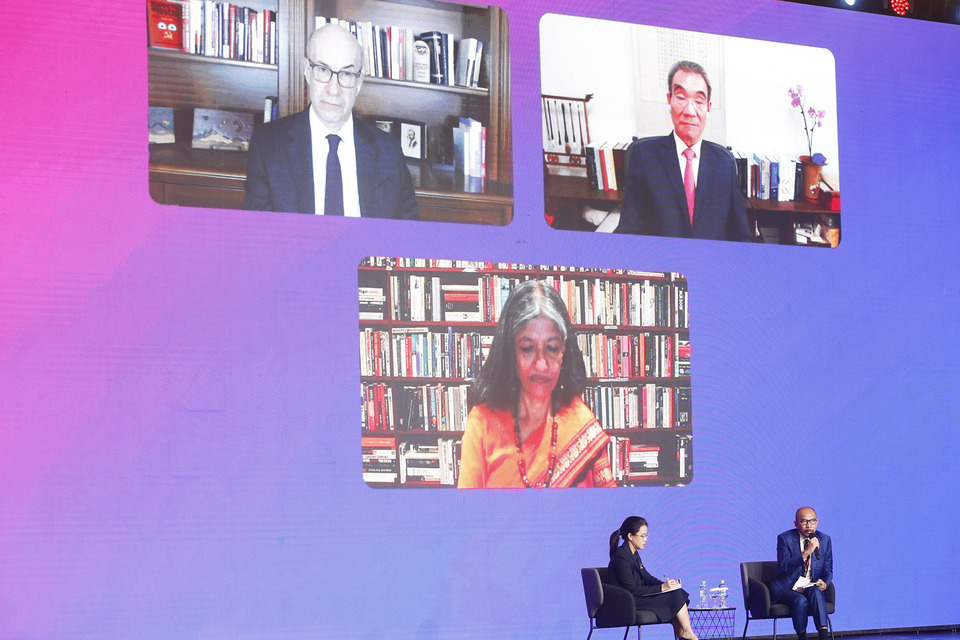 Harvard economist Keneth Rogoff; Justin Yifu Lin, the founding director of the China Center for Economic Research; Jayati Ghosh, the professor of economic development at Jawaharlal Nehru University in New Delhi, join an online discussion with Indonesian economists Chatib Basri and Lili Yan Ing during a discussion at the BIN Investor Daily Summit 2022 on Tuesday. (B1 Photo/Ruth Semiono)