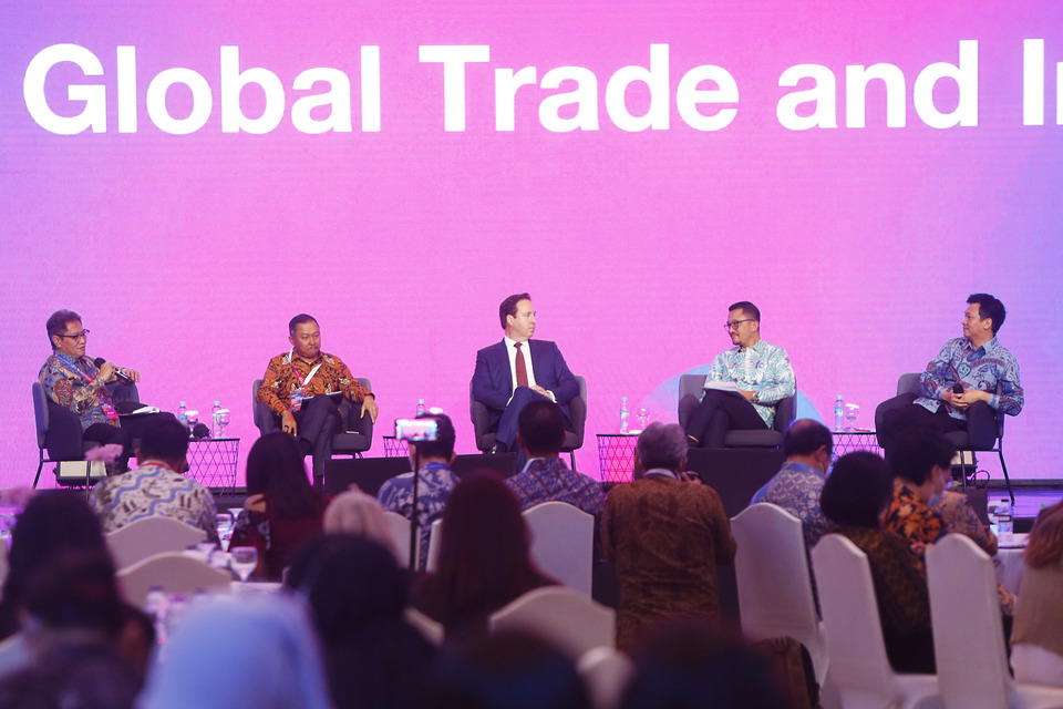 From left: Intibios Persada Sejahtera Director Iman Pambagyo, BNI Enterprise and Commercial Director Muhammad Iqbal, Stonepeak Managing Director Steven Ciobo, Kadin Indonesia Deputy Chairman Bobby Gafur Umar, KKR Southeast Asia Representtaive Jaka Prasetya attend discussion during the Investor Daily Summit in Jakarta on October 12, 2022. (Ruht Semiono)