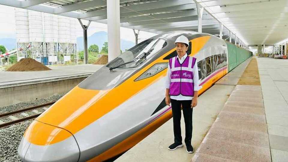 President Joko "Jokowi" Widodo stands beside the train for the Jakarta-Bandung Fast Train (KCJB) project during his visit to West Java Province on Thursday, Oct 13, 2022. (Photo courtesy of Presidential Secretariat) 
