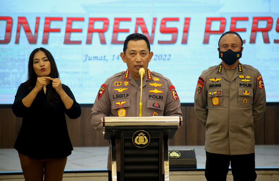 National Police Chief Listyo Sigit Prabowo, center, speaks at a news conference at the police headquarters in South Jakarta on Oct. 14, 2022, to announce the arrest of East Java Police Chief Teddy Minahasa who is accused of drug trafficking. (Joanito De Saojoao)