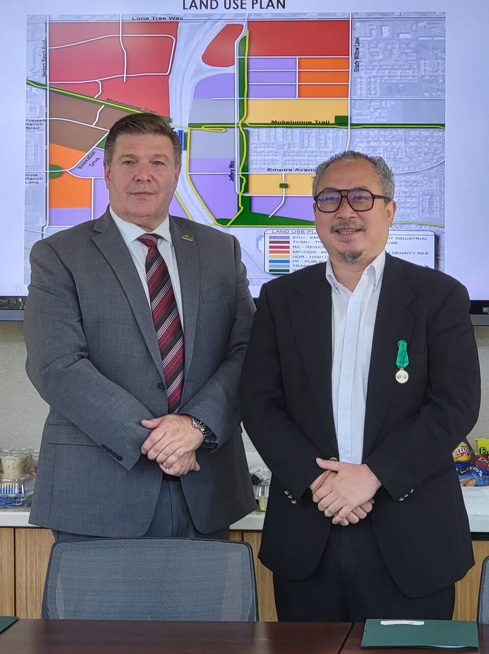Rusmin Lawin, the president of Fiabci Asia Pacific, right, and Brentford mayor, Joel R. Bryant. (Photo courtesy of Fiabci).