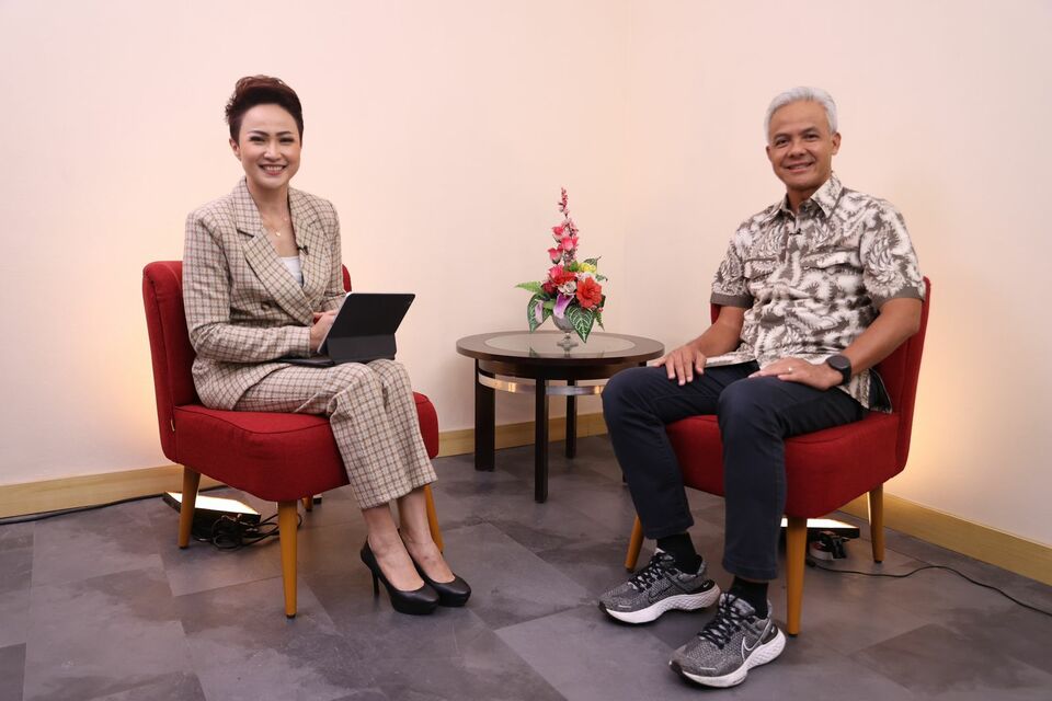 Central Java Governor Ganjar Pranowo (right) when being interviewed by presenter Fristian Griec on BTV in Jakarta on Oct. 17, 2022. (B Universe Photo/Yudha Baskoro)