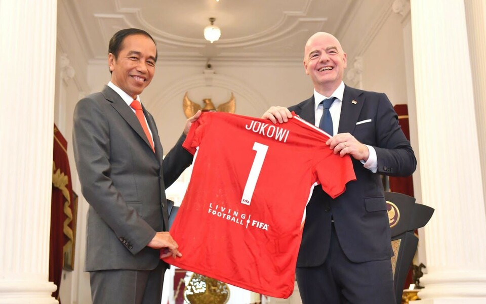 President Joko Widodo, left, receives a football shirt from FIFA President Gianni Infantino at the State Palace in Central Jakarta on October 18, 2022. (Presidential Press Bureau/Agus Suparto)