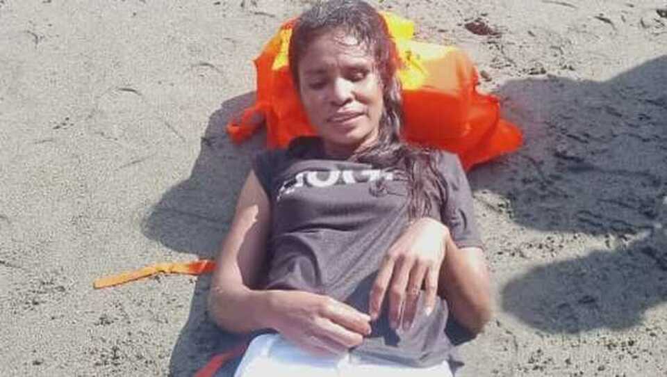 A woman is rescued from a burning ferry off East Nusa Tenggara on October 24, 2022. (Beritasatu photo)