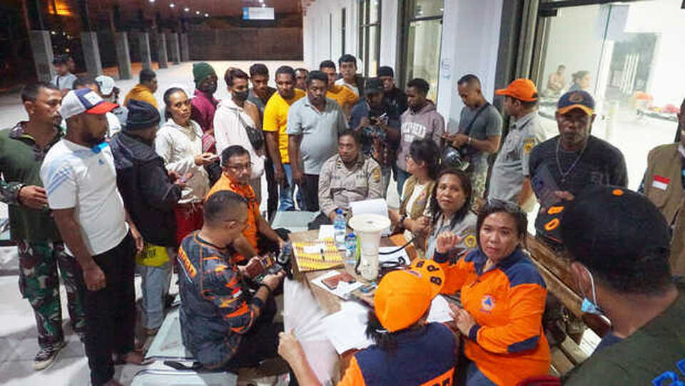 Relatives of Cantika ferry passengers gather at Tanau Port in Kupang after hundreds of passengers were rescued from the burning ferry. (Beritasatu photo)