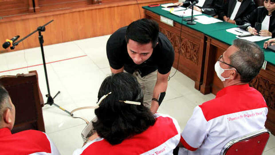 Murder defendant Richard Eliezer kneels before the parents of the victim, Brigadier Nofriansyah Yosua Hutabarat, at the South Jakarta courthouse on October  25, 2022. (Joanito De Saojoao)