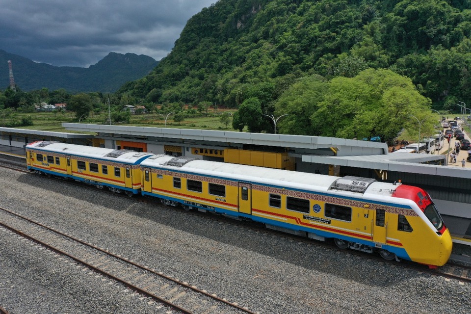 A Trans Sulawesi train conducts a railway trial in South Sulawesi on October 29, 2022. (BTV Photo/Ifan Ahmad)