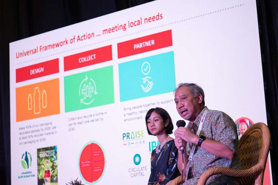 (Left to right) Head of Corporate Communications for Indonesia and PNG Coca-Cola Europacific Partners Ardhina Zaiza and Director of Public Affairs, Communications and Sustainability PT Coca-Cola Indonesia Triyono Priyosoesilo at a media discussion on circular economy in Jakarta on Oct. 5, 2022. (Photo Courtesy of Coca-Cola Indonesia)