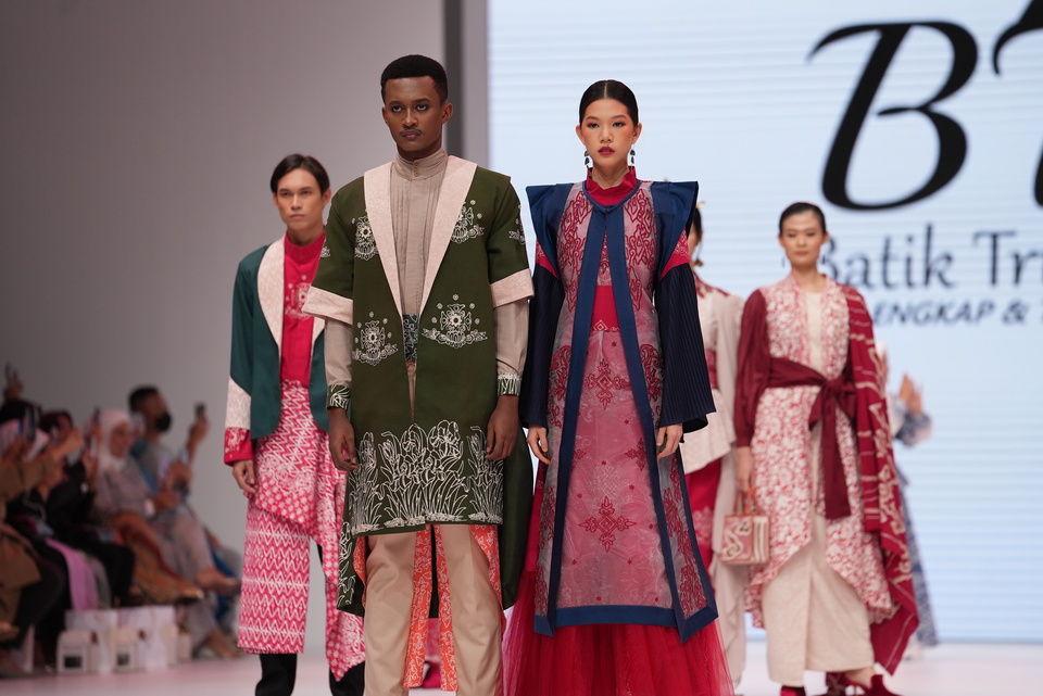 BT Batik Trusmi collaborates with Asia Pacific Rayon (APR) at Jakarta Fashion Week on Oct. 30, 2022. (Photo Courtesy of APR)