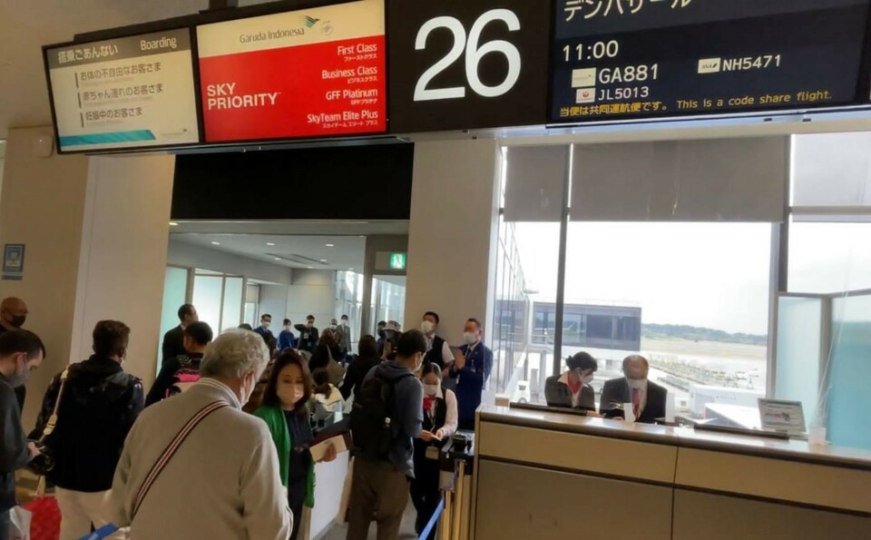 Passengers form a line in the Garuda Indonesia boarding area at Narita International Airport in Tokyo on November 1, 2022. (Photo courtesy of the Indonesian Embassy in Tokyo)