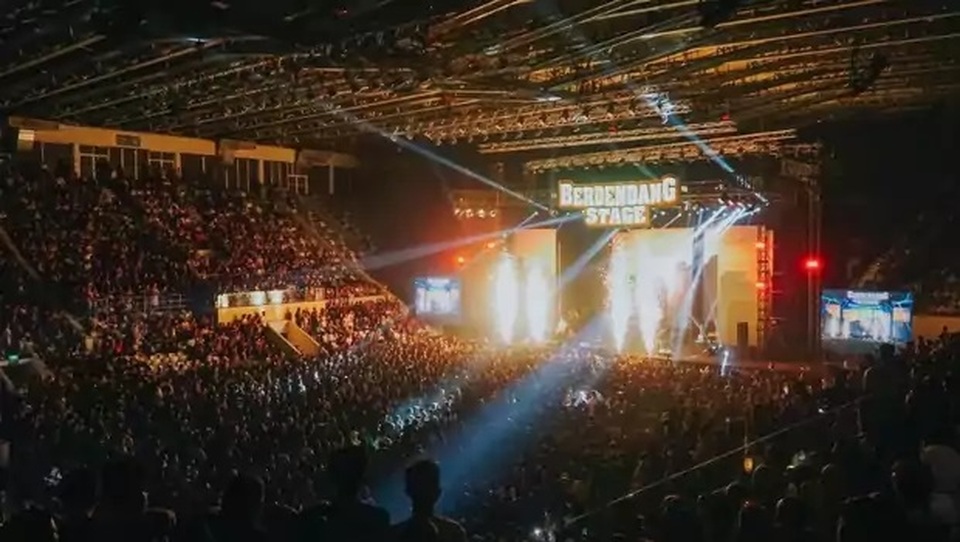 Thousands of fans pack the Istora Indoor Stadium to watch Berdendang Bergoyang live music show in Central Jakarta on October 29, 2022. (Beritasatu)