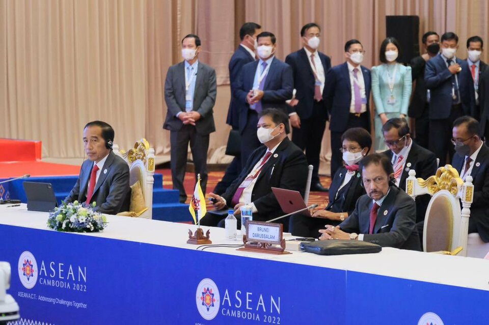 President Joko Widodo, left, sits next to Brunei Darussalam Sultan Hassanal Bolkiah during the ASEAN Summit in Phnom Penh, Cambodia, on November 11, 2022. (Photo courtesy of the Foreign Affairs Ministry)