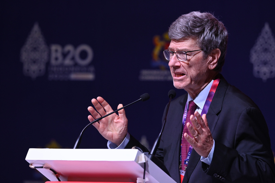 President of the United Nations Sustainable Development Solutions Network (SDSN) Jeffrey Sachs addresses the B20 Summit in Bali on November 13, 2022. (Antara Photo)