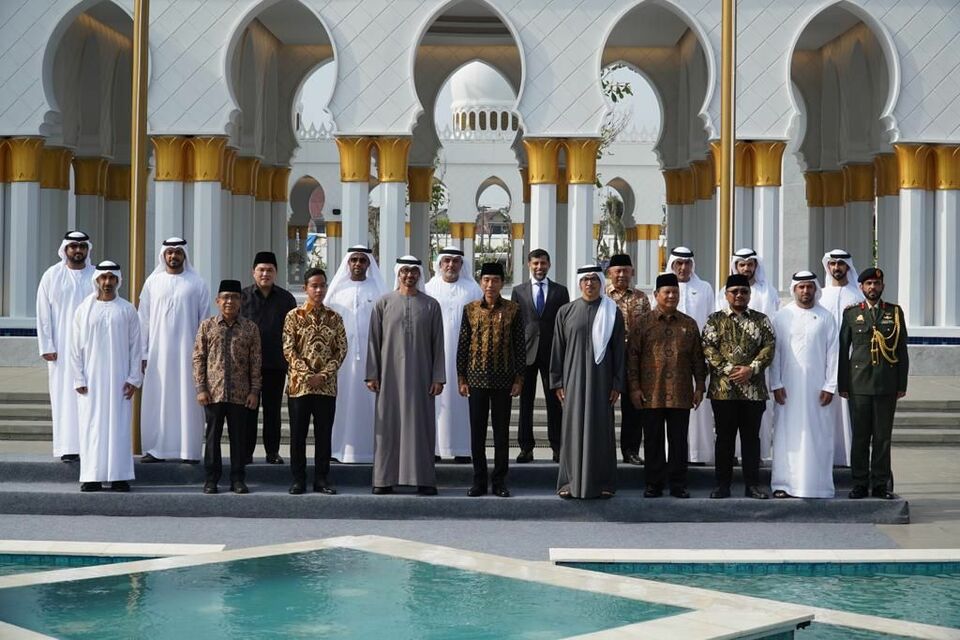 President Joko Widodo, front row - fifth left, and UAE President Mohamed bin Zayed Al Nahyan, fourth left, pose for a photo opp with their entourages in front of the newly-built Sheikh Zayed Great Mosque in the Central Java town of Solo on November 14, 2022. (Handout)