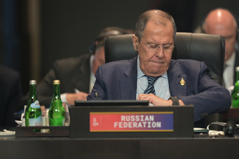 Russian Foreign Minister Sergey Lavrov looks at his watch during the G20 Summit in Nusa Dua, Bali, on November 15, 2022. (Antara photo)
