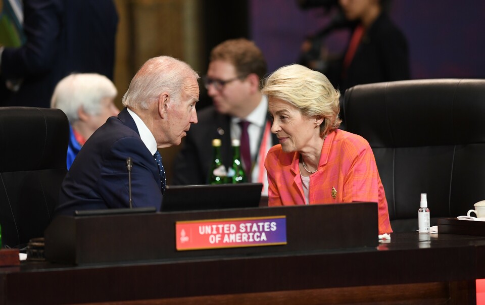 US President Joe Biden, left, chats with European Commission President Ursula von der Leyen on a side event of the G20 Summit in Nusa Dua, Bali, on November 15, 2022. (Antara photo)