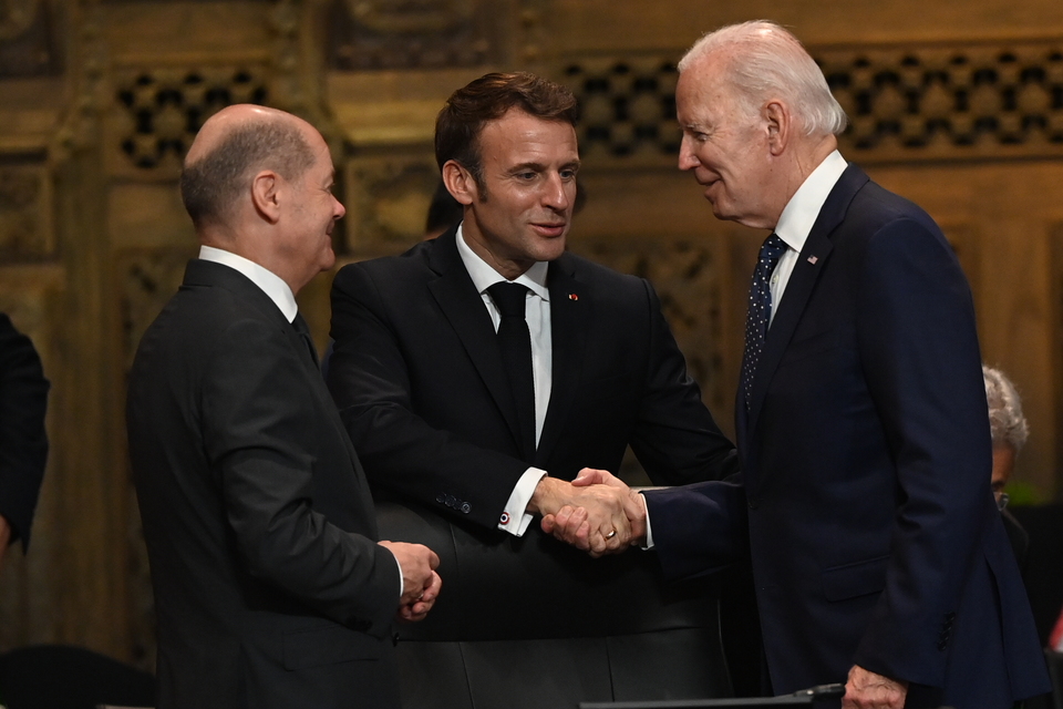 From left: German Chancellor Olaf Scholz, French President Emmanuel Macron, and US President Joe Biden have a chat before the opening of the G20 Summit in Bali on November 15, 2022. (Antara photo)