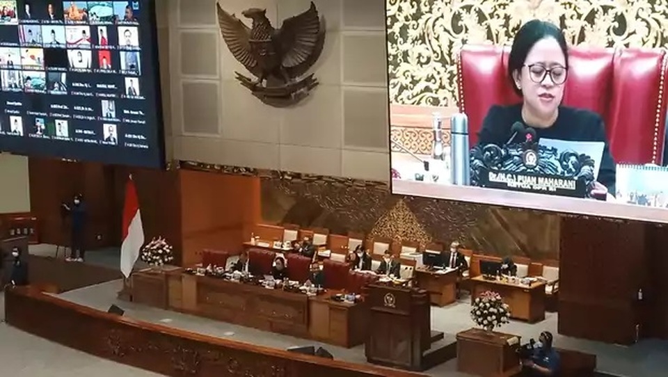 House of Representatives Speaker Puan Maharani, seen on a large screen, leads a plenary session on the establishment of Southwest Papua province at the legislature building in Jakarta on November 17, 2022. (Beritasatu) 