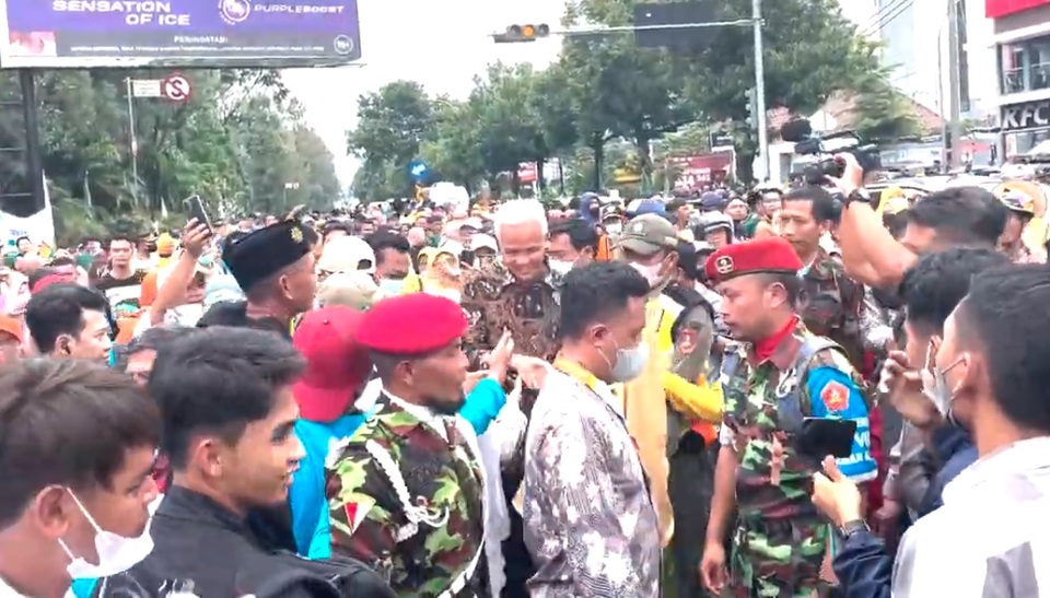 Hundreds of people surround Central Java Governor Ganjar Pranowo as he arrives at Manahan Stadium in Solo, Central Java, to attend the Muhammadiyah National Conference on November 20, 2022. (Videography)