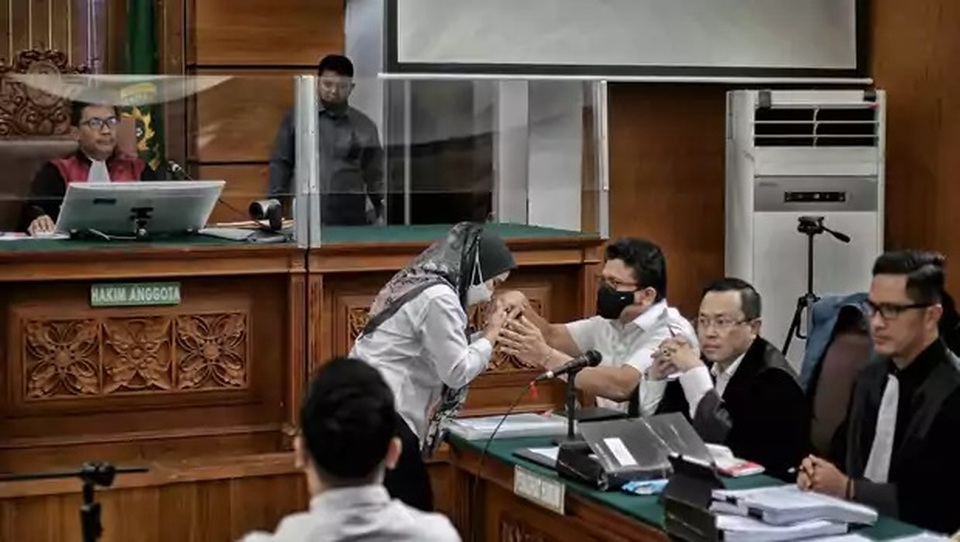 Housemaid Susi greets her boss, murder defendant Ferdy Sambo by kissing his hand as she appears at the South Jakarta District Court as a witness on November 8, 2022. (Joanito De Saojoao)