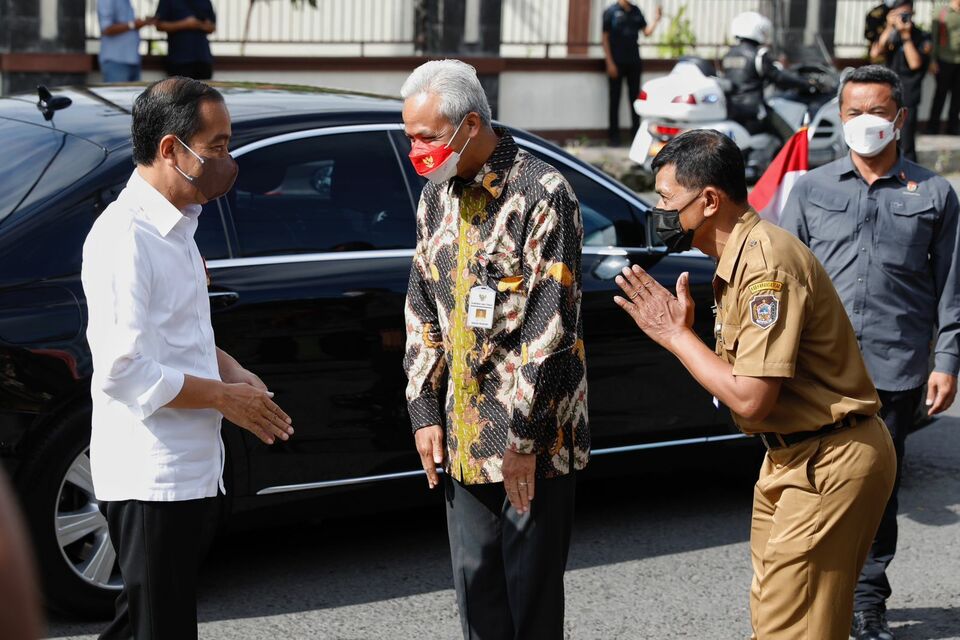 President Joko Widodo, left, greets Central Java Governor Ganjar Pranowo at Colomadu Market in Karanganyar, Central Java on November 2,1, 2022. (BTV)