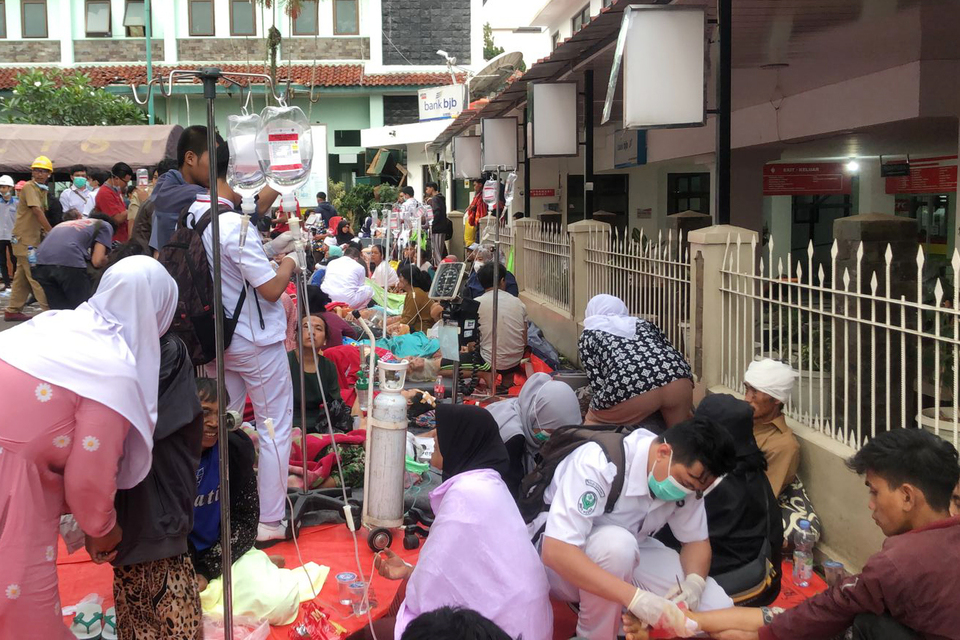Medical workers treat victims of an earthquake in the West Java district of Cianjur on November 21, 2022. (Antara photo)  