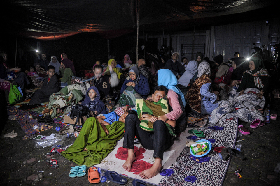 Cianjur residents stay outdoors for fear of aftershocks after an earthquake in western Java on November 21, 2022. (Antara photo/Raisan Al Farisi)