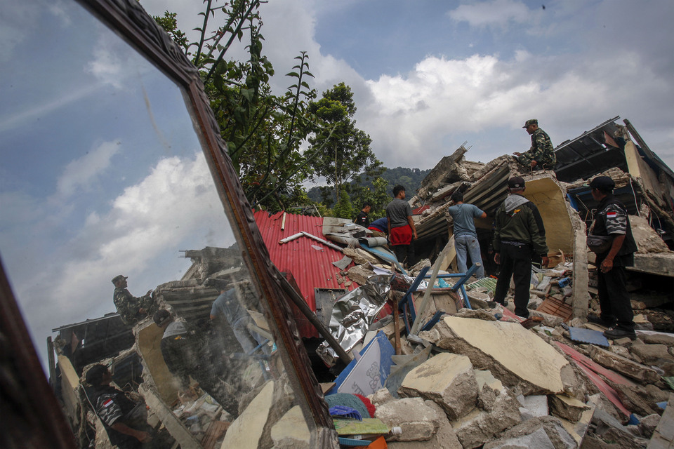 Rescue workers search for victims in the rubble of homes in Cugenang subdistrict, Cianjur, West Java on November 22, 2022, a day after a 5.6-magnitude earthquake struck the area. (Antara photo/Yulius Satria Wijaya)