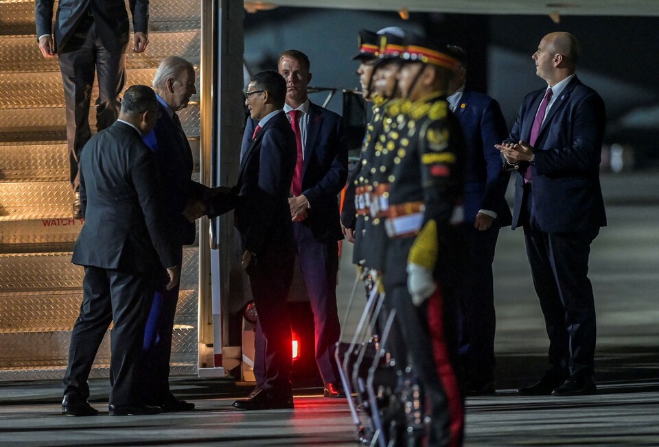 US President Joe Biden shakes hands with Tourism Minister Sandiaga Uno upon arrival at I Gusti Ngurah Rai Airport in Bali on November 13, 2022. (Antara photo)