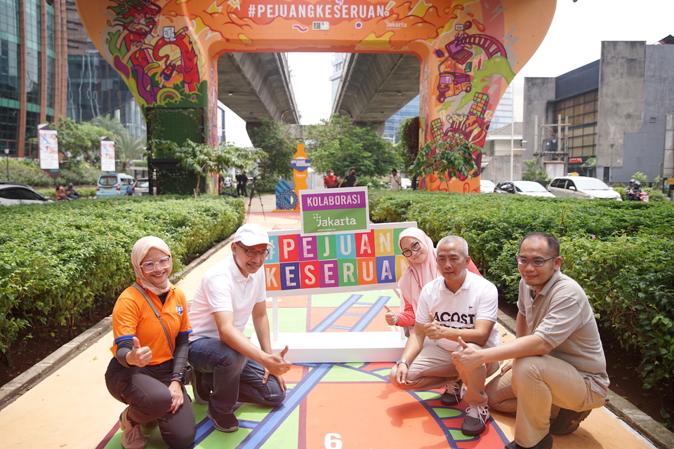The launch of FANTA #PejuangKeseruan Corner in front of Kuningan City Mall in Jakarta on Nov. 6, 2022. (Left to right) Frontline Marketing Director PT Coca-Cola Indonesia Rina Surya, Head of the Creative Economy Division of Department of Tourism and Creative Economy - Jakarta Capital City Government Gumilar Ekalaya, Communications Manager Coca-Cola Indonesia/ Malaysia/ Papua New Guinea Fauziah Syafarina Nasution, Economics & Development Secretariat Assistant for South Jakarta City Mukhlisin and Head of the General Subdivision Department of Bina Marga  - Jakarta Capital City Government Agung Putranto. (Photo Courtesy of Coca-Cola Indonesia)
